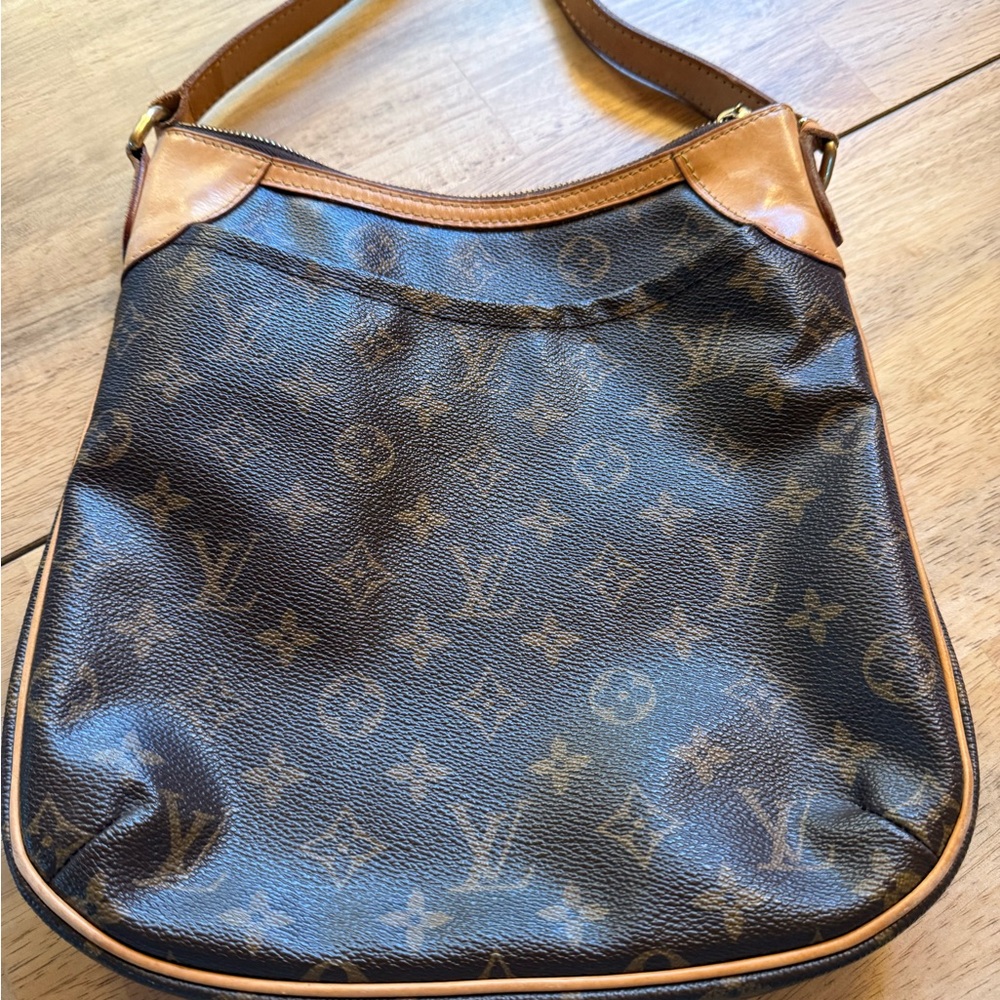 Louis Vuitton Odeon Bag. This classic bag is in great condition with no stains.